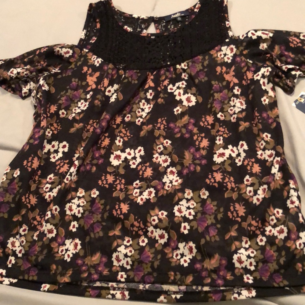 NWT COLD SHOULDER, PERFECT flowy top